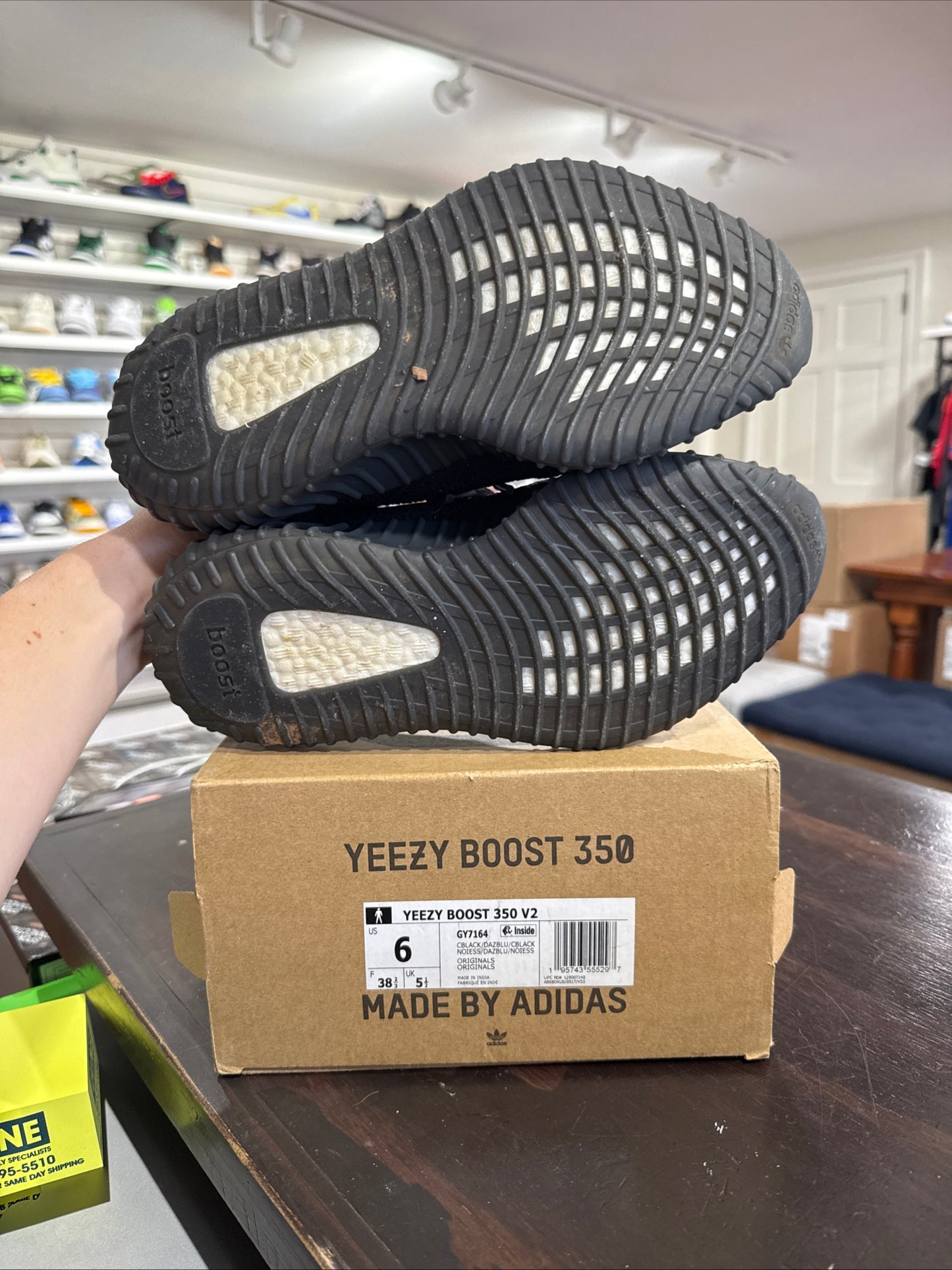 *USED* Yeezy 350 Dazzling Blue (Size 6y)