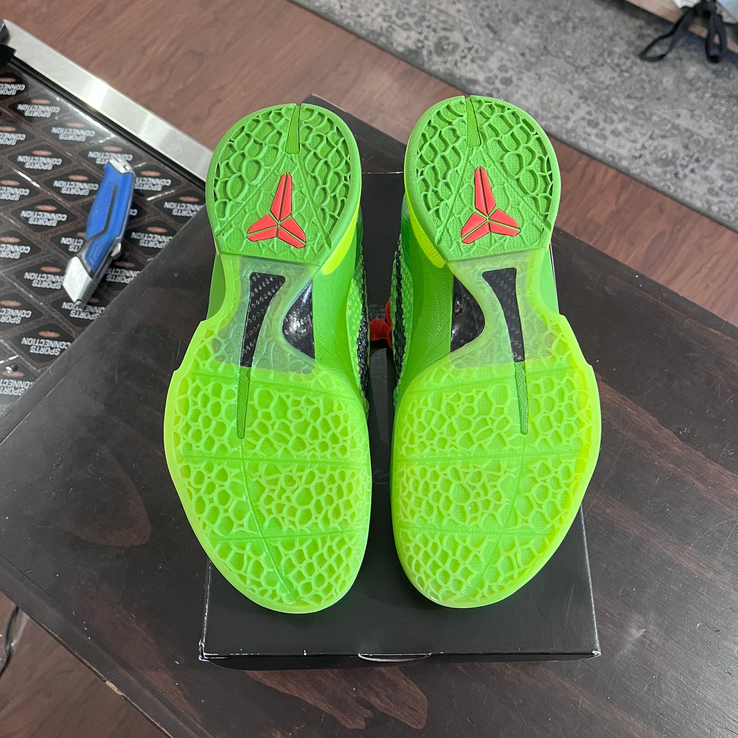 *USED* Kobe 6 Grinch (size 9)