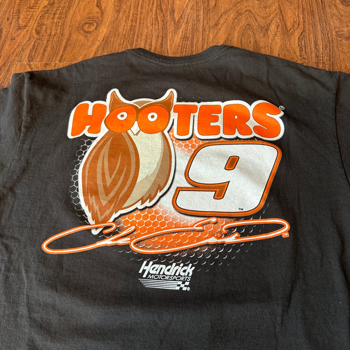 *VINTAGE* Hooters Chase Elliot (FITS Large)