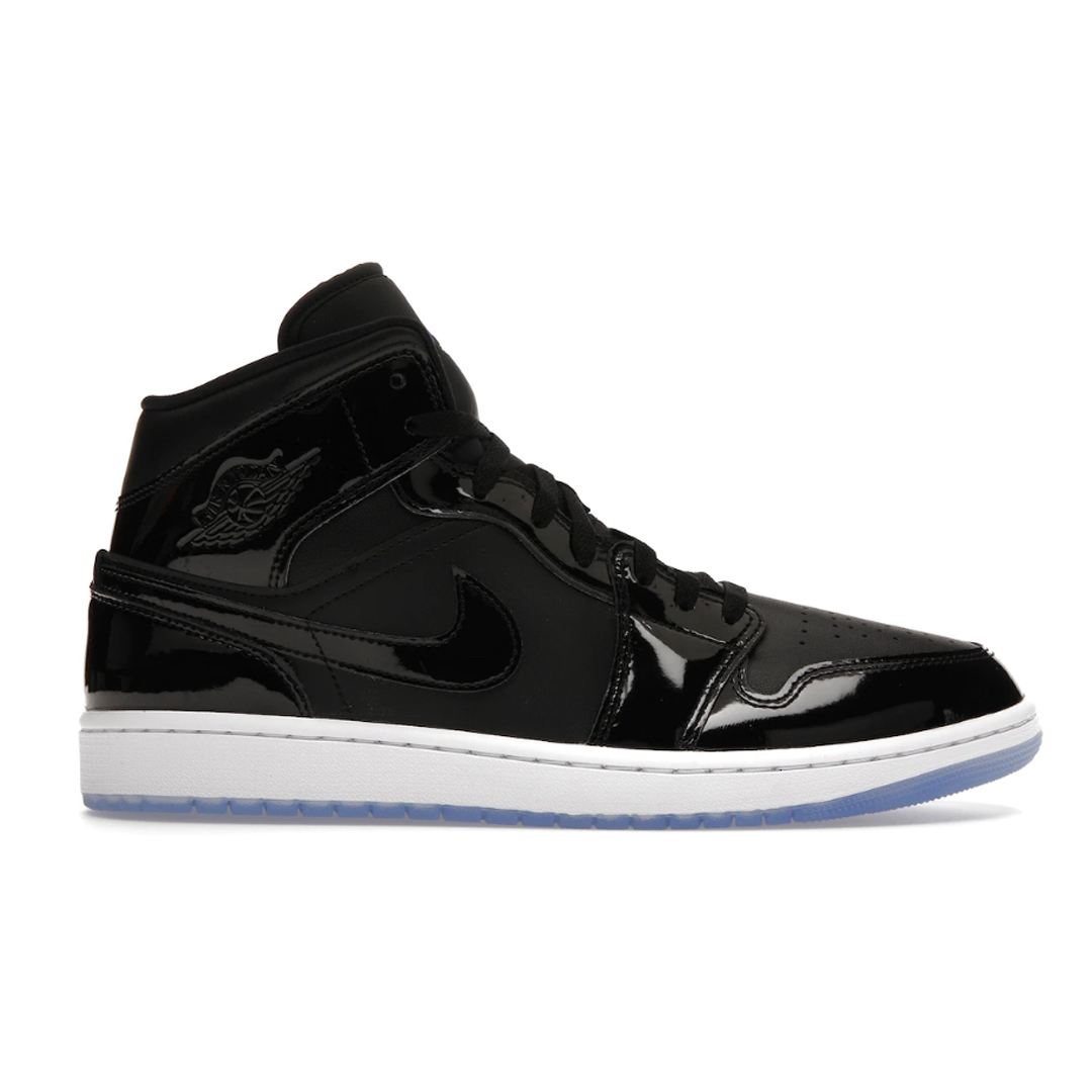 Experience exceptional comfort with the Nike Air Jordan 1 Mid Concord. Perfect for young athletes, the lightweight design features advanced cushioning for maximum performance and stability. Make a statement in style and confidently take your game to the next level.