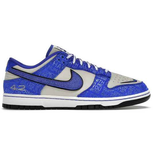 This limited edition Nike Dunk Low Jackie Robinson shows off iconic style and pays homage to a baseball legend. Its suede upper and foam midsole provide amazing comfort and cushioning, while its unique design and colorway make a powerful statement. Make history with the Nike Dunk Low Jackie Robinson.
