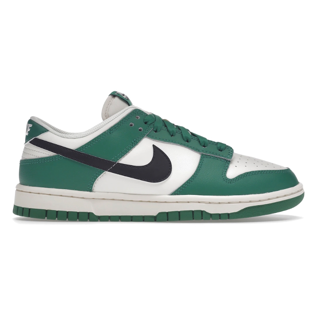 The Nike Dunk Low Lottery Pack Green (Mens) offers a sleek, contemporary look with its vivid green color. Its low-top silhouette and clean lines give you a light and agile feel with superior cushioning. Step out in style and comfort with the Nike Dunk Low Lottery Pack.