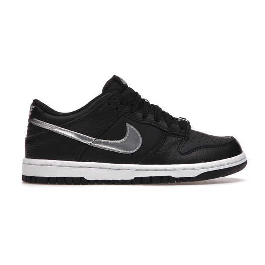 Treat your feet to the iconic Nike Dunk Low NBA 75th Spurs (Mens). Featuring the classic silhouette and a combination of smooth suede and synthetic leather materials that provide comfort and support. Plus, vibrant colors add style and a celebratory feel. Get your sneakers now.