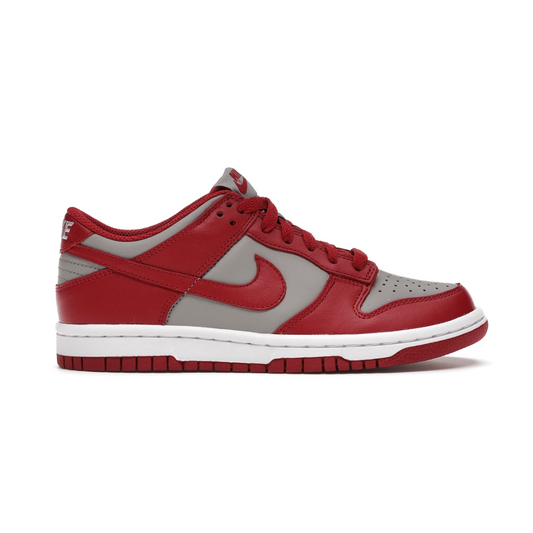 Wear a piece of history! The Nike Dunk Low UNLV (Youth) is inspired by the classic 1985 design, reimagined with modern features for the young! It boasts a stylish leather upper, cushioned midsole, and special branding for unbeatable style. Look sharp and stand out!