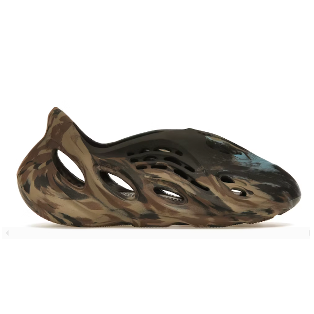 The Yeezy Foam Runner RNNR Mx Cinder is the perfect combination of comfort and style. Featuring a lightweight foam midsole and a breathable mesh upper, this shoe keeps you comfortable and fashionable no matter where you go. Get ready to take your look to the next level. What are you waiting for? Get your pair today!