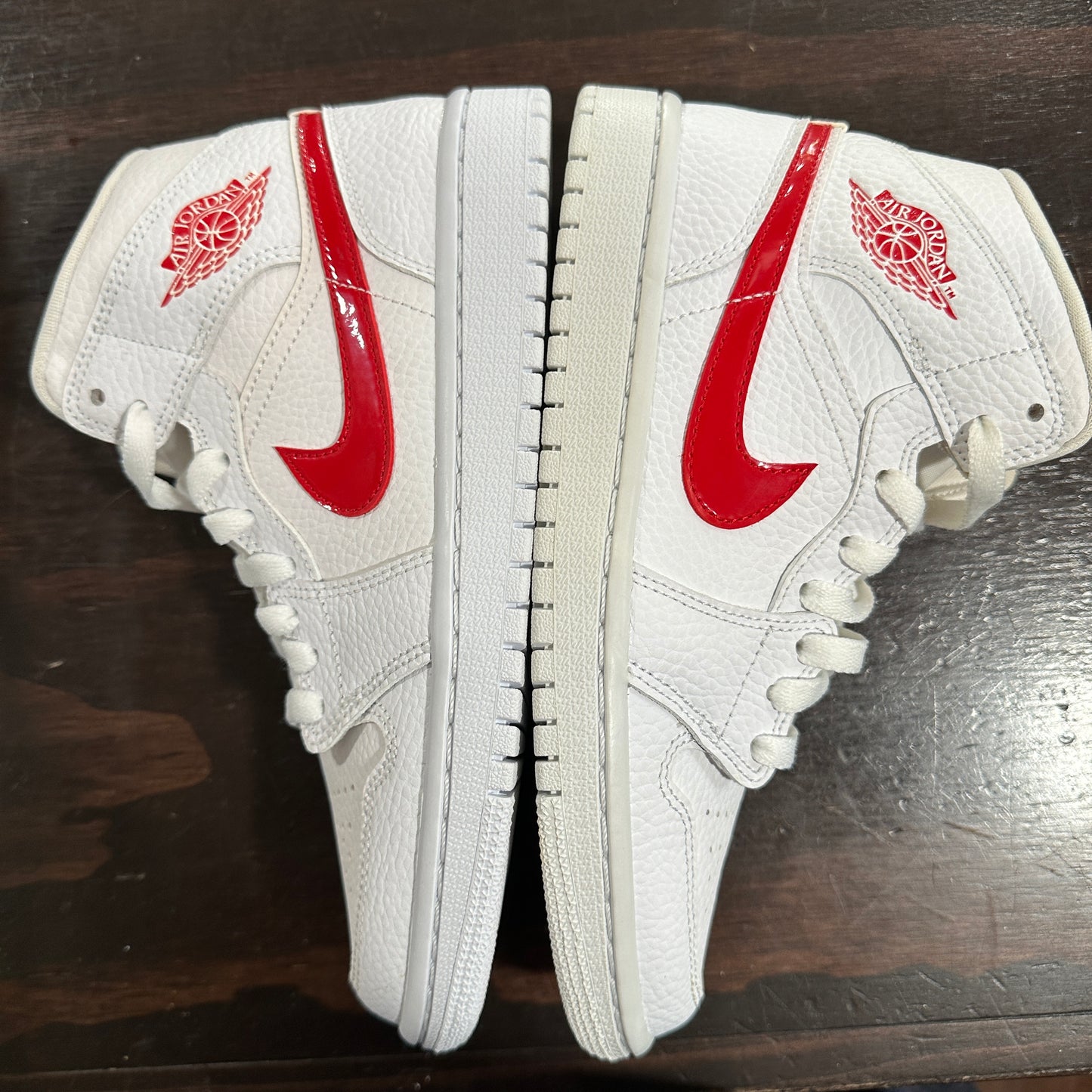 *NEW WITH DEFECTS*Jordan 1 Mid White University Red (Size 5Y)