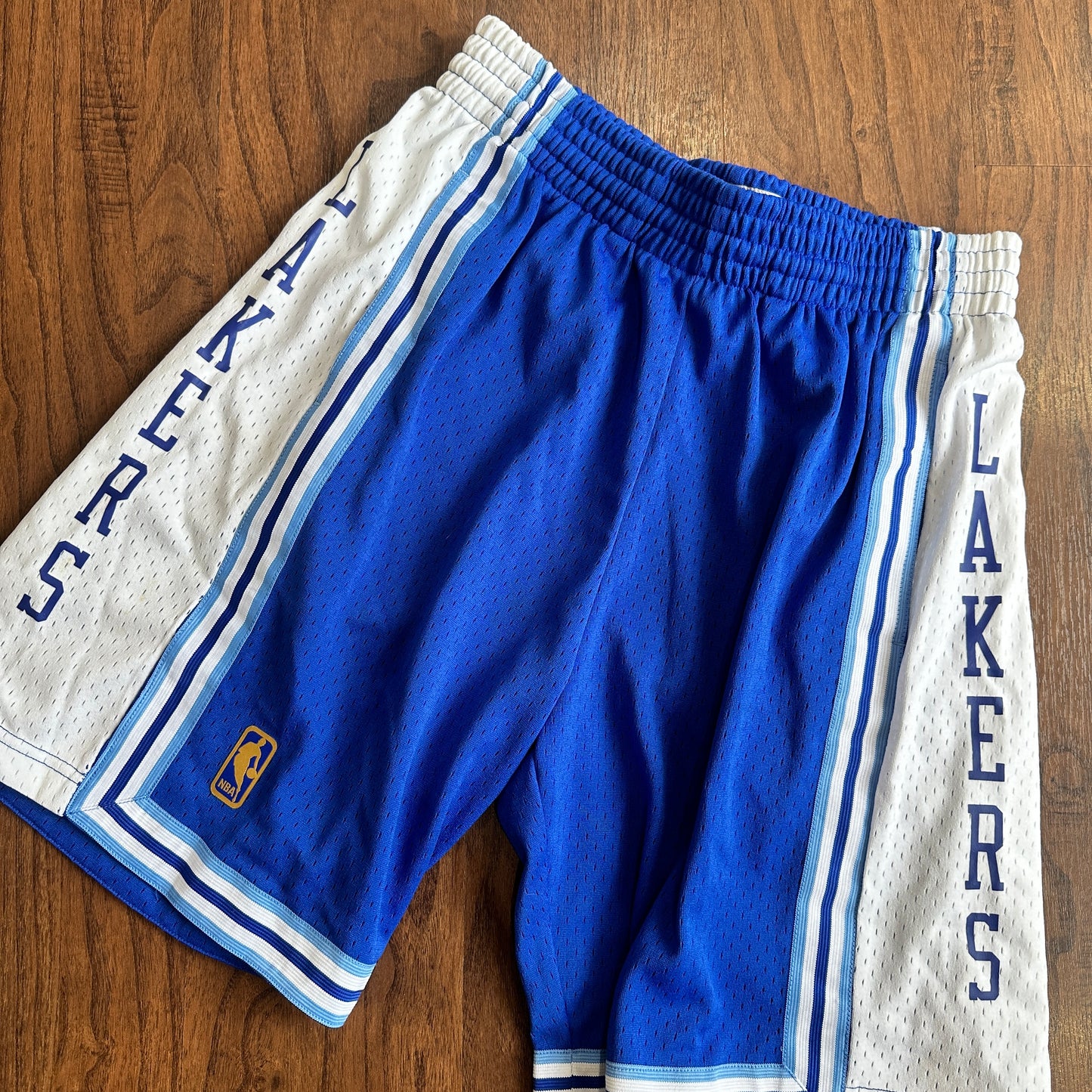 *VINTAGE* Mitchell and Ness Lakers Mesh Shorts (size Medium)