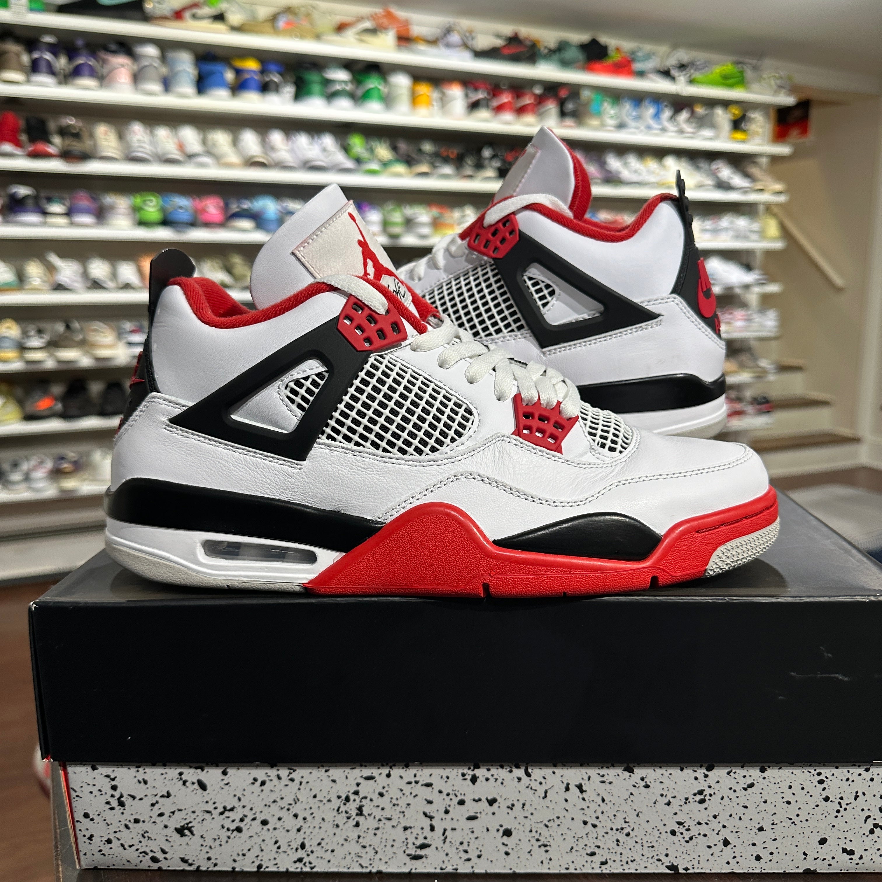USED VNDS Jordan 4 Fire Red Size 10.5 Sports Connection
