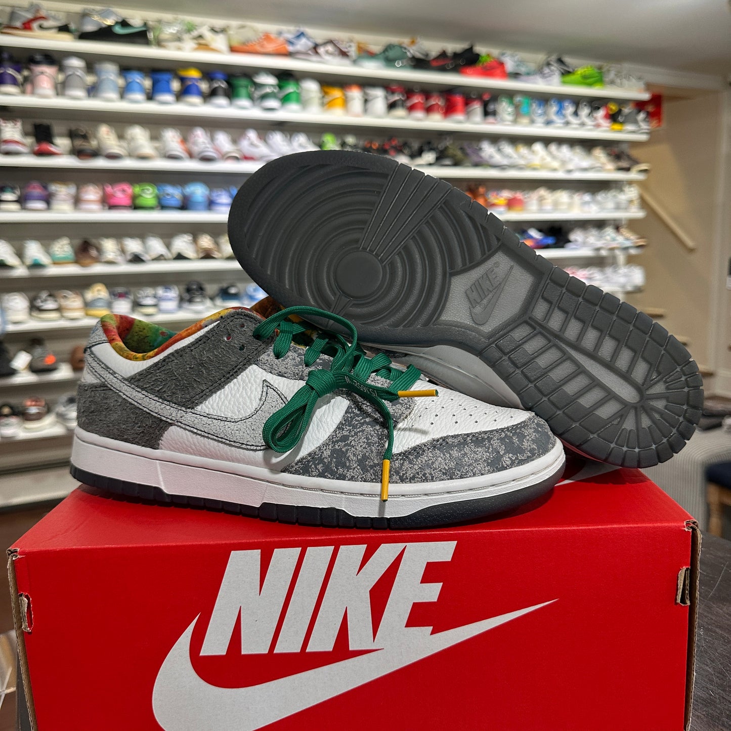 *USED* Nike Dunk Low Philly (size 9)