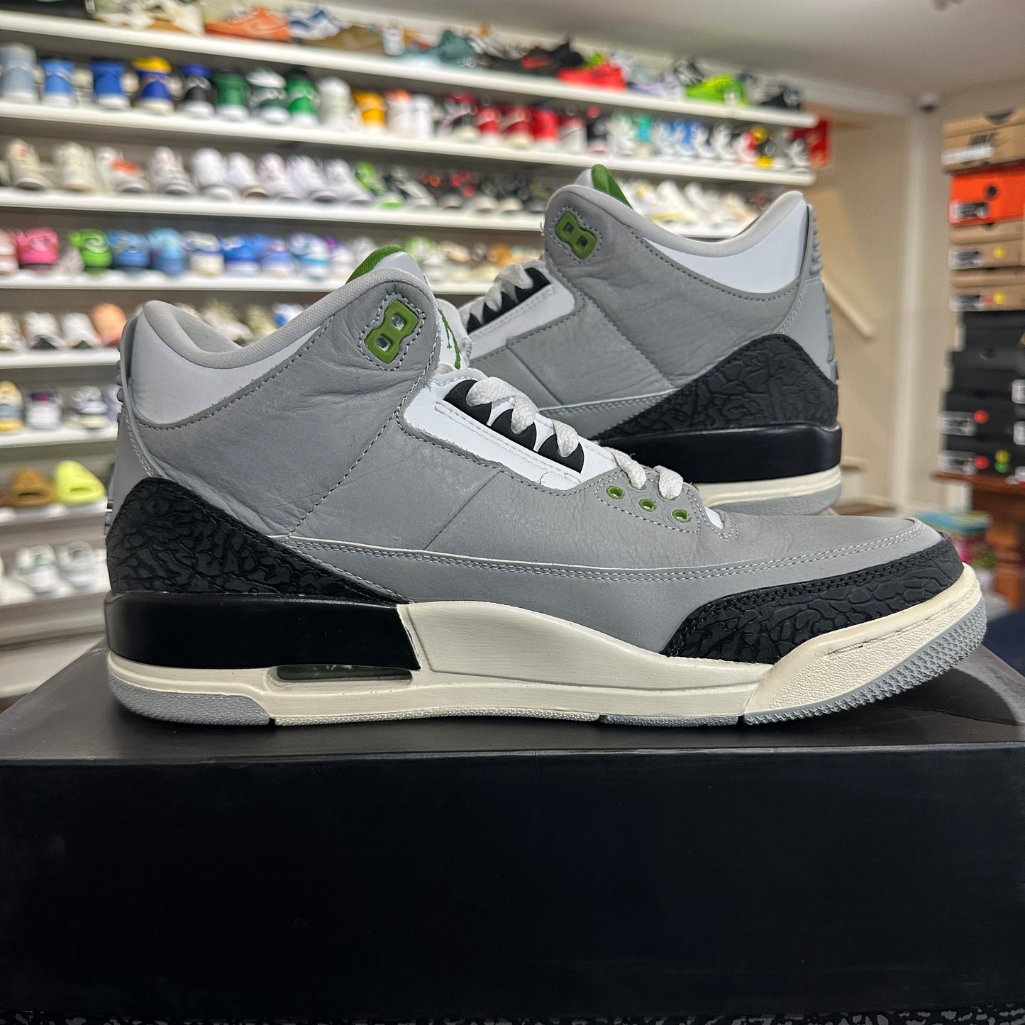 *USED* Jordan 3 Chlorophyll (size 11)