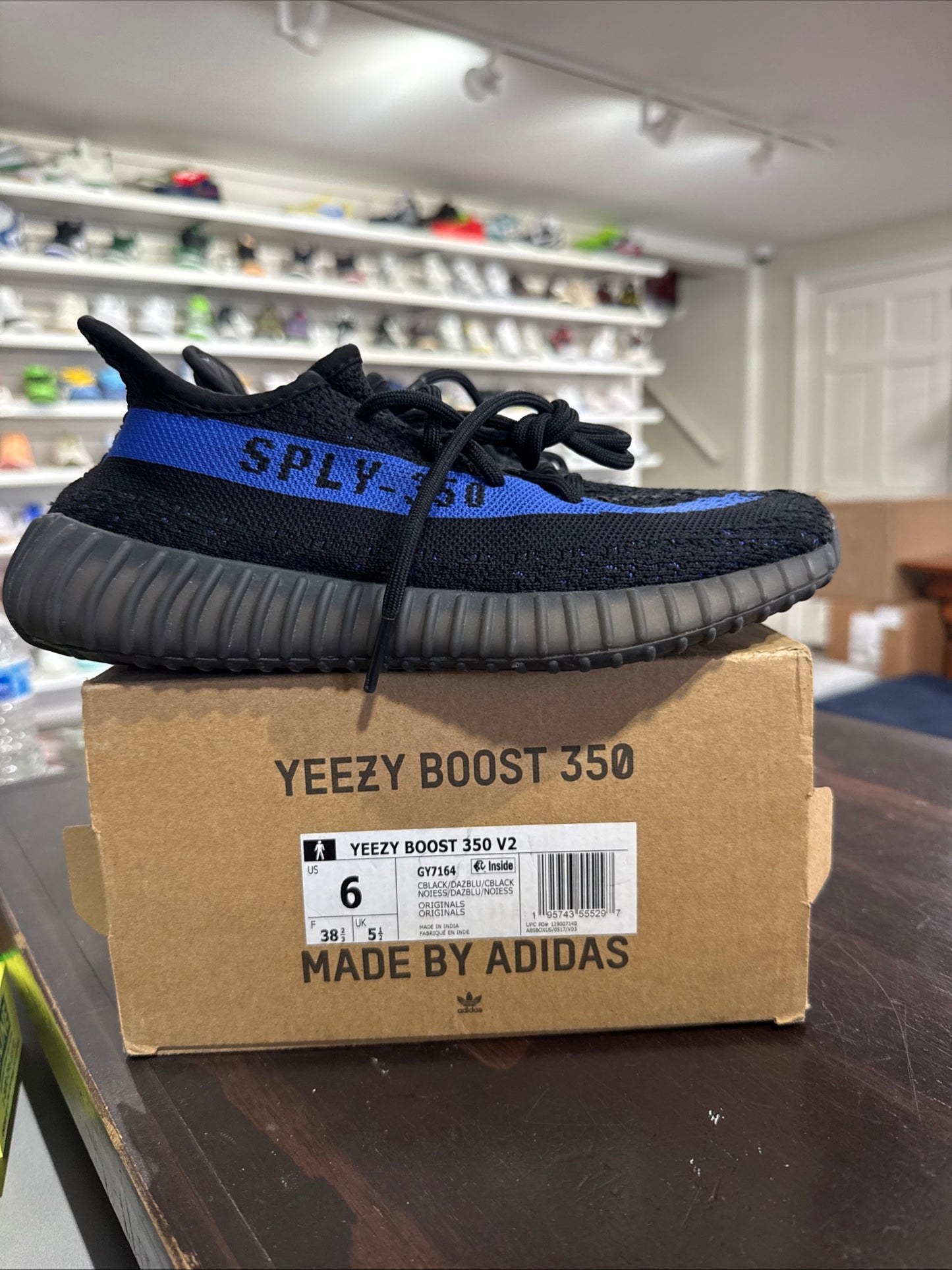 *USED* Yeezy 350 Dazzling Blue (Size 6y)