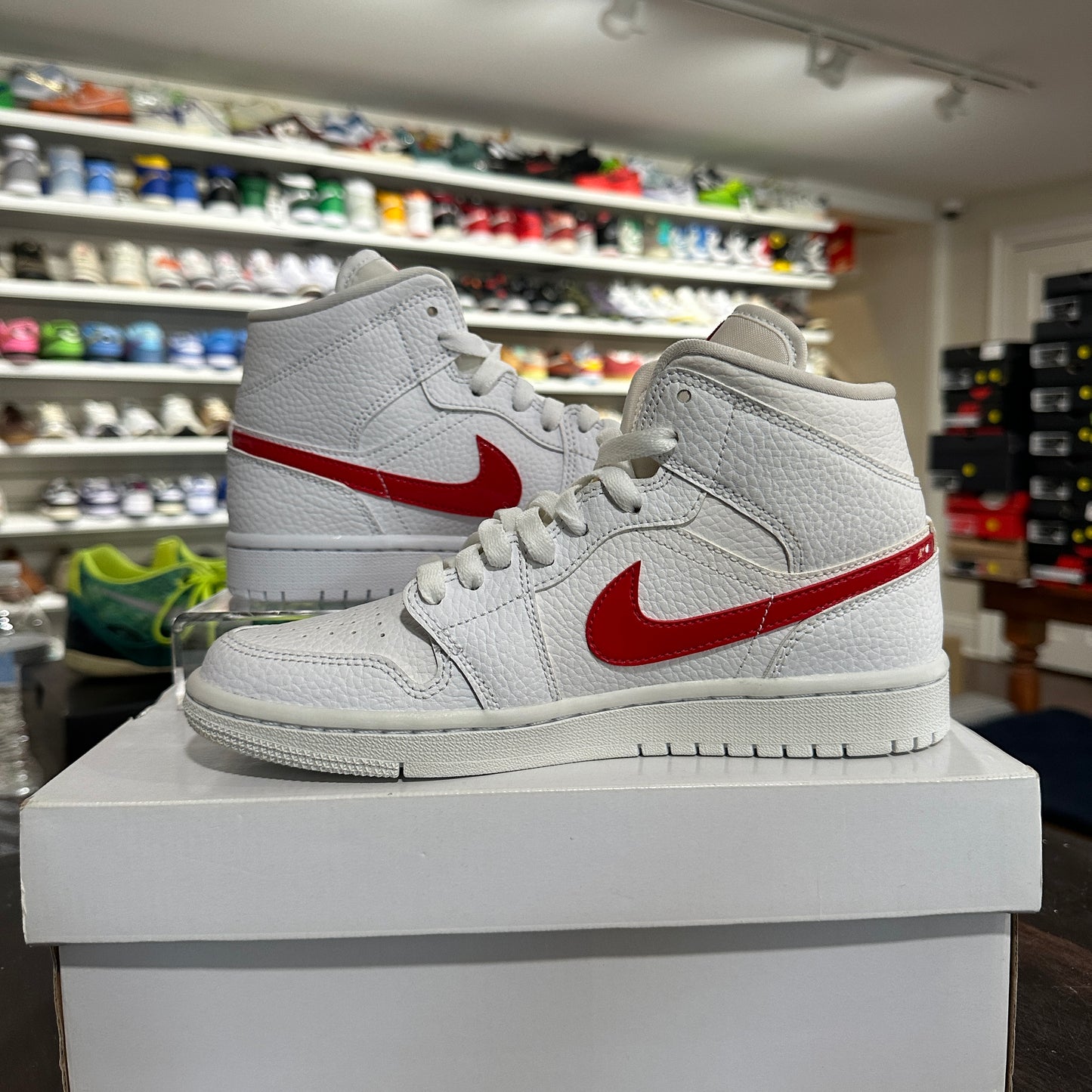 *NEW WITH DEFECTS*Jordan 1 Mid White University Red (Size 5Y)