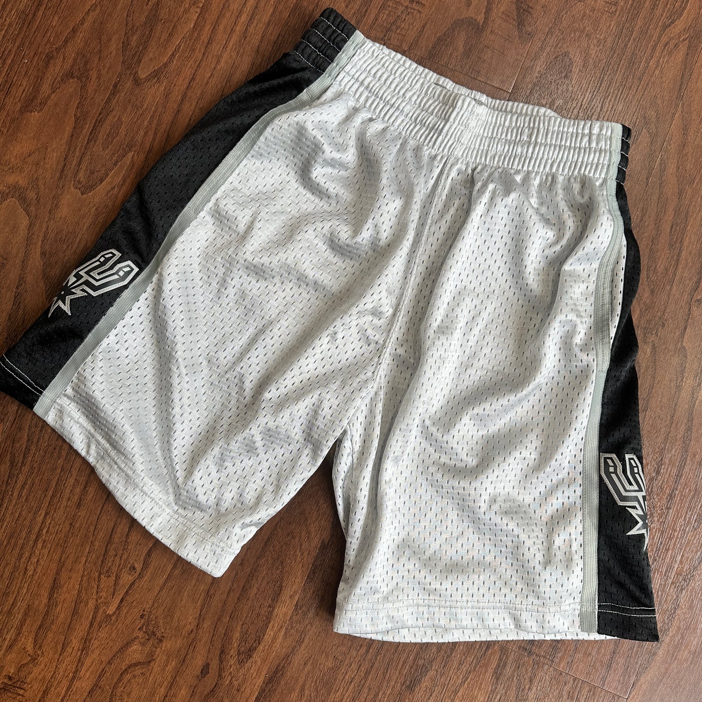 *VINTAGE* Mitchell and Ness Spurs Mesh Shorts (size Small)