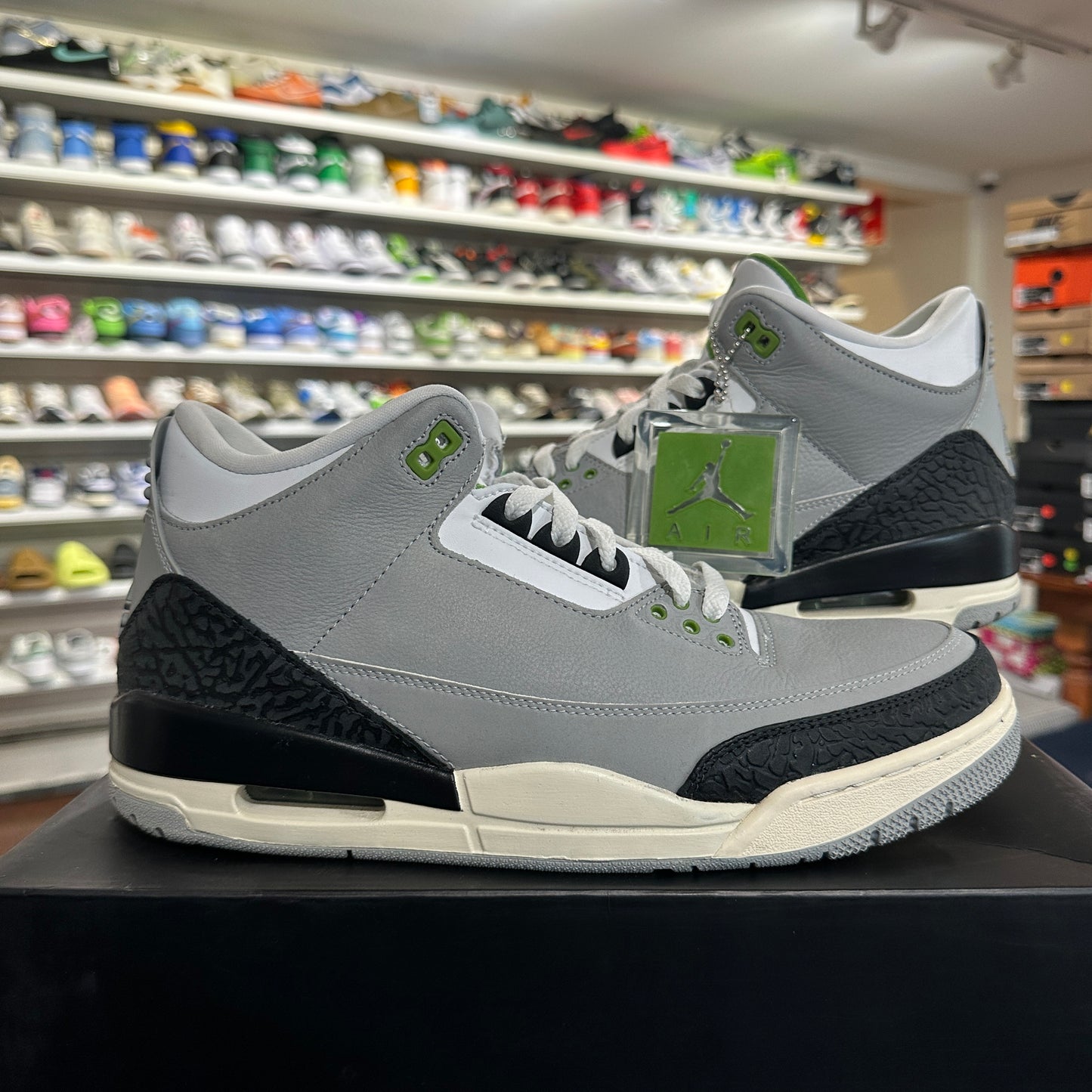 *USED* Jordan 3 Chlorophyll (size 11)