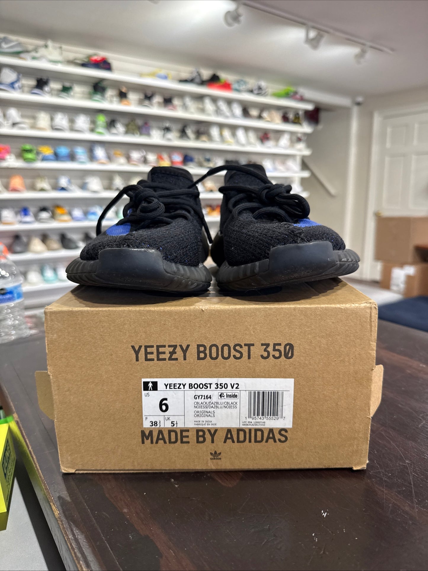*USED* Yeezy 350 Dazzling Blue (Size 6y)