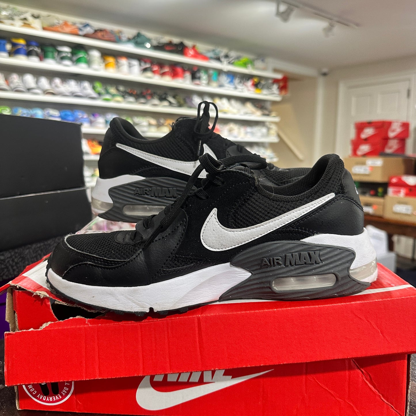 *USED* Wmns Air Max Excee Black (size 7.5)