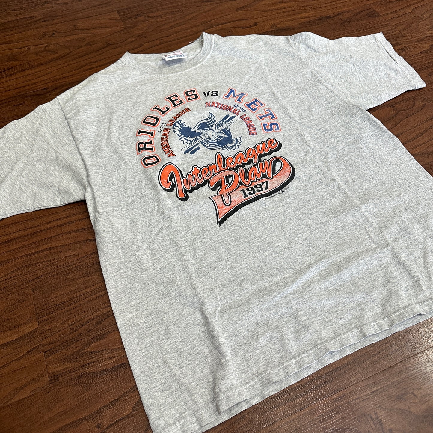 *VINTAGE* Orioles vs Mets league play Graphic Tee (FITS Large/X Large)