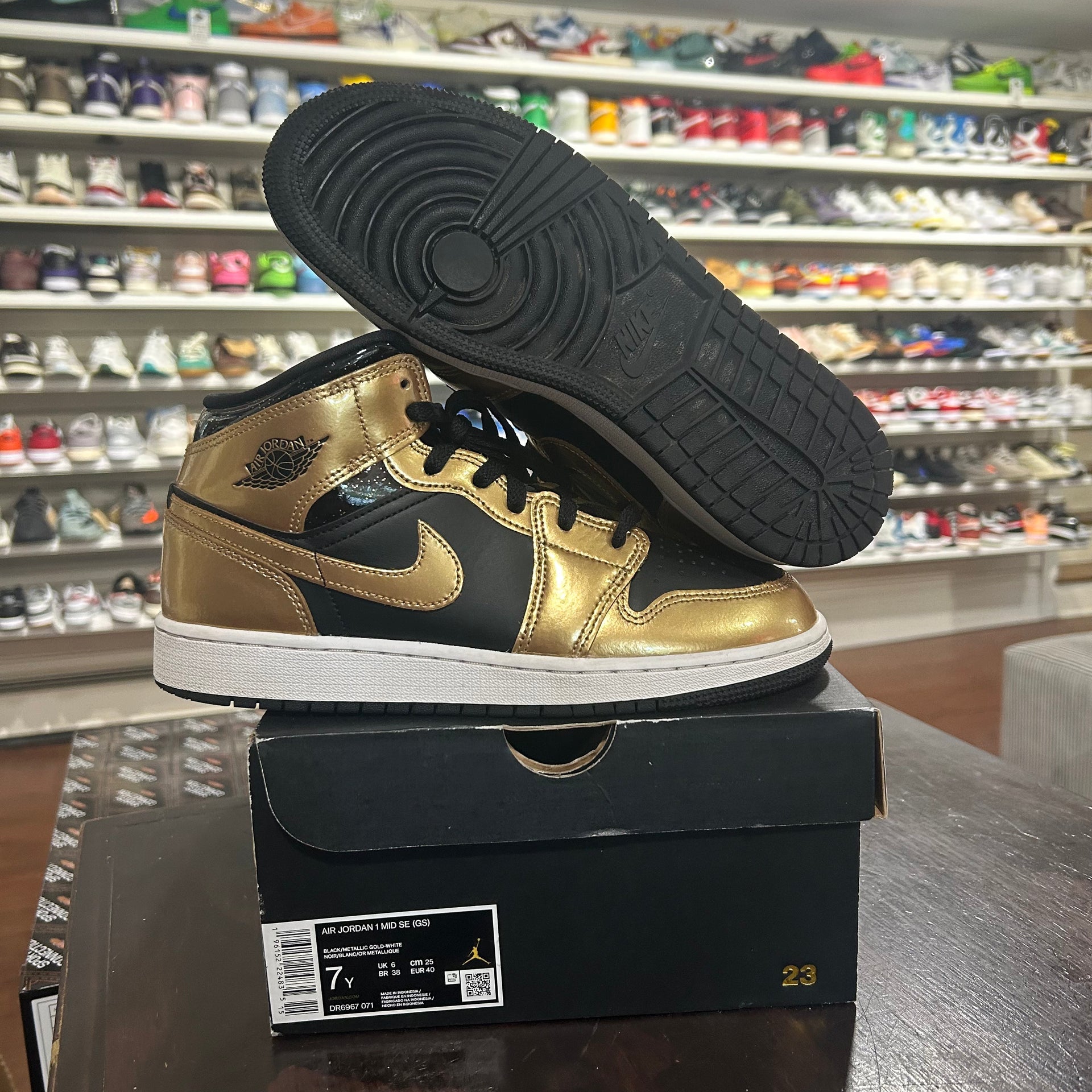 Nike Air Jordan Citadium Black Metallic Jordans Aj1 Mid Se Size 5C