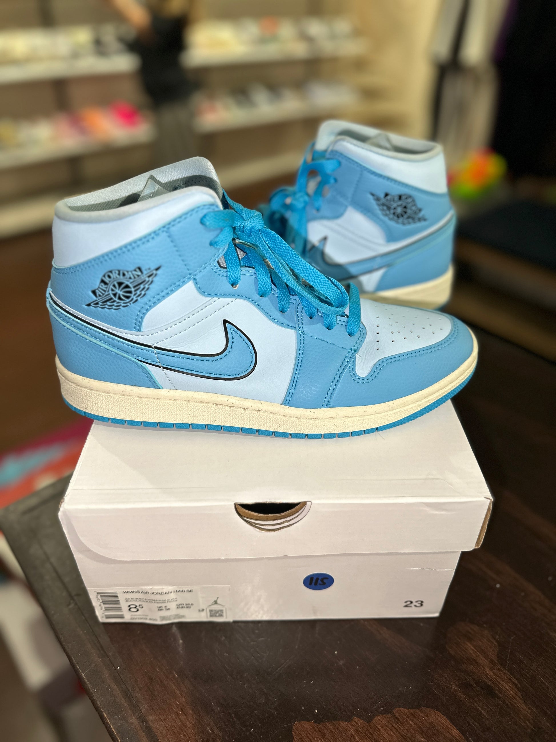 Jordan 1 mid size 8.5 Clearance