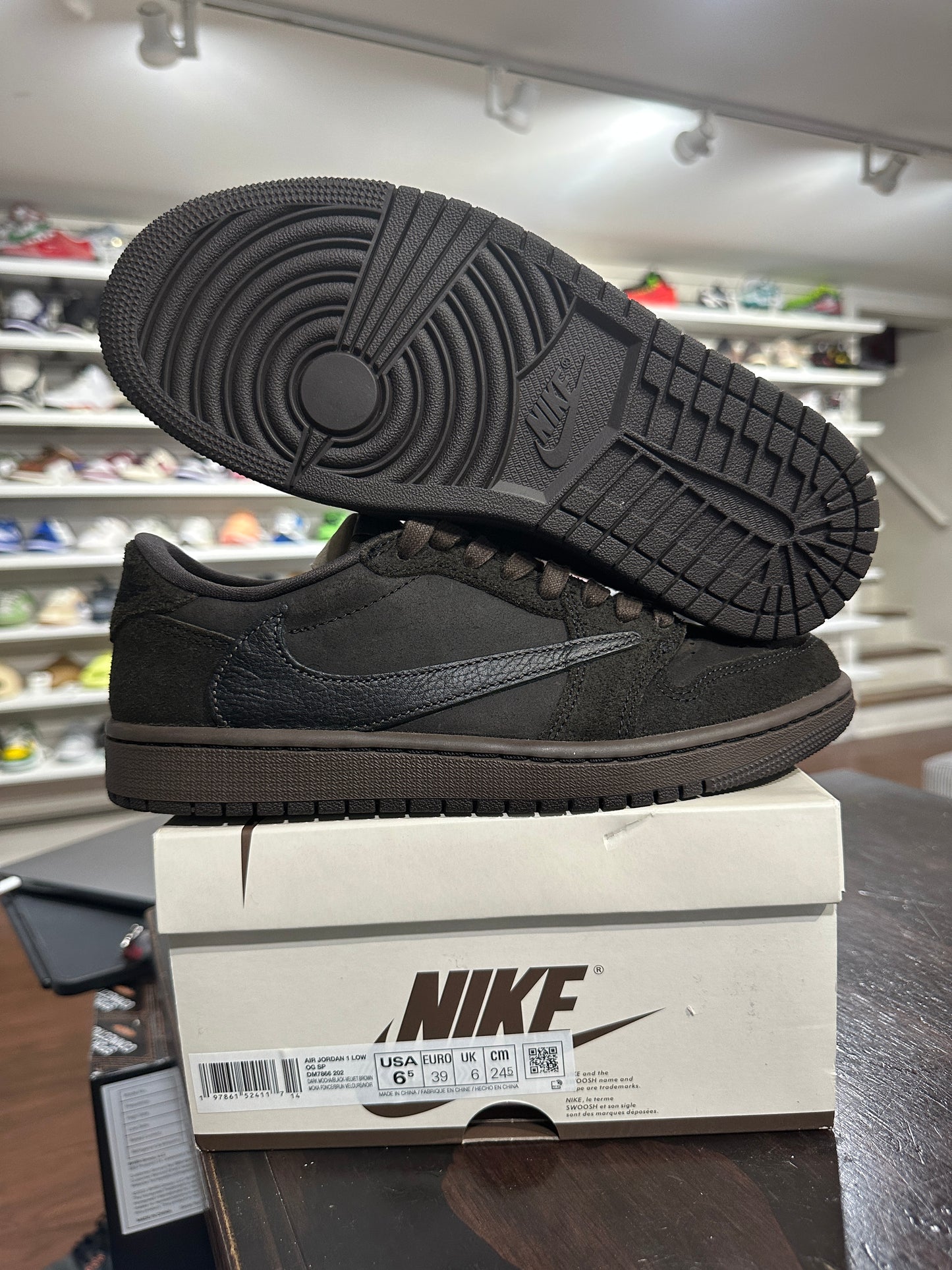 *USED* Travis Low Velvet Brown (SIZE 6.5Y)