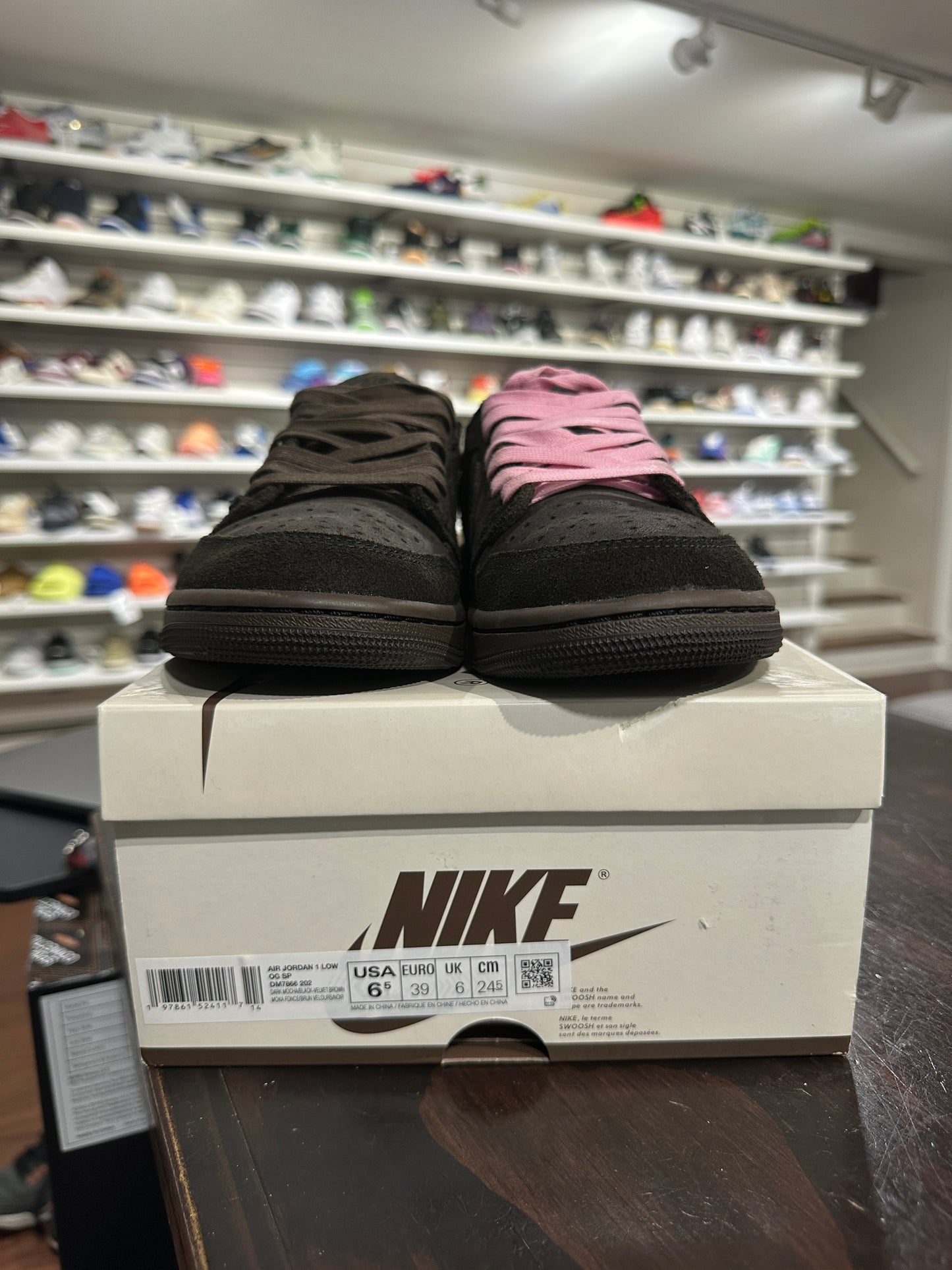 *USED* Travis Low Velvet Brown (SIZE 6.5Y)