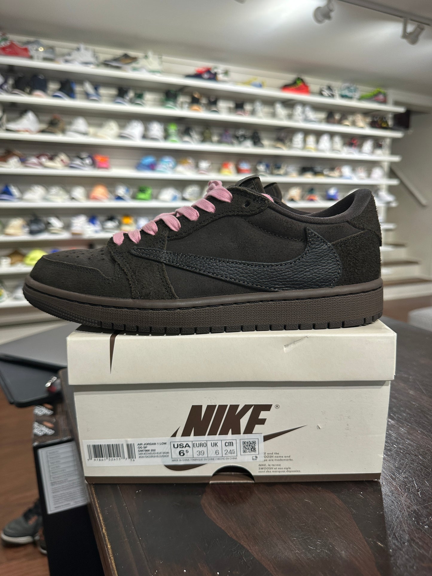 *USED* Travis Low Velvet Brown (SIZE 6.5Y)