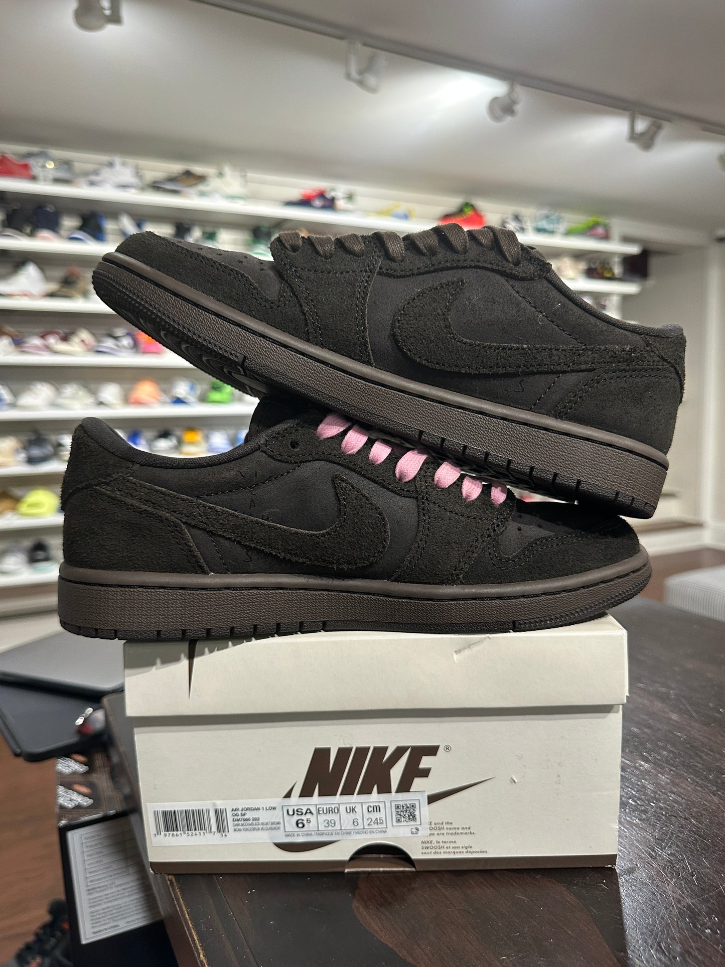 *USED* Travis Low Velvet Brown (SIZE 6.5Y)