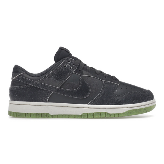Dress up your Halloween style with the Nike Dunk Low Halloween PRM (Mens), a festive shoe with refined style. A combination of leather and suede upper materials delivers a sturdy, comfortable design, while the vibrant orange and blue laces provide a spooky look. Step out in style this Halloween.