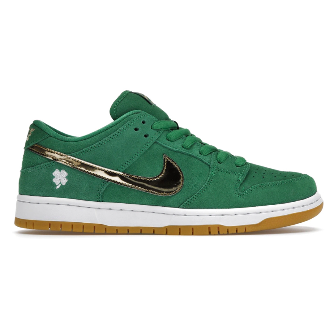 Celebrate St Patrick's Day in style with the Nike Dunk Low St Patricks Day (Mens). Boasting a classic design, this men's sneaker allows you to express yourself and stand out in the crowd. Enjoy the iconic Nike look with luxe materials and exceptional comfort, creating a shoe you'll be proud of.