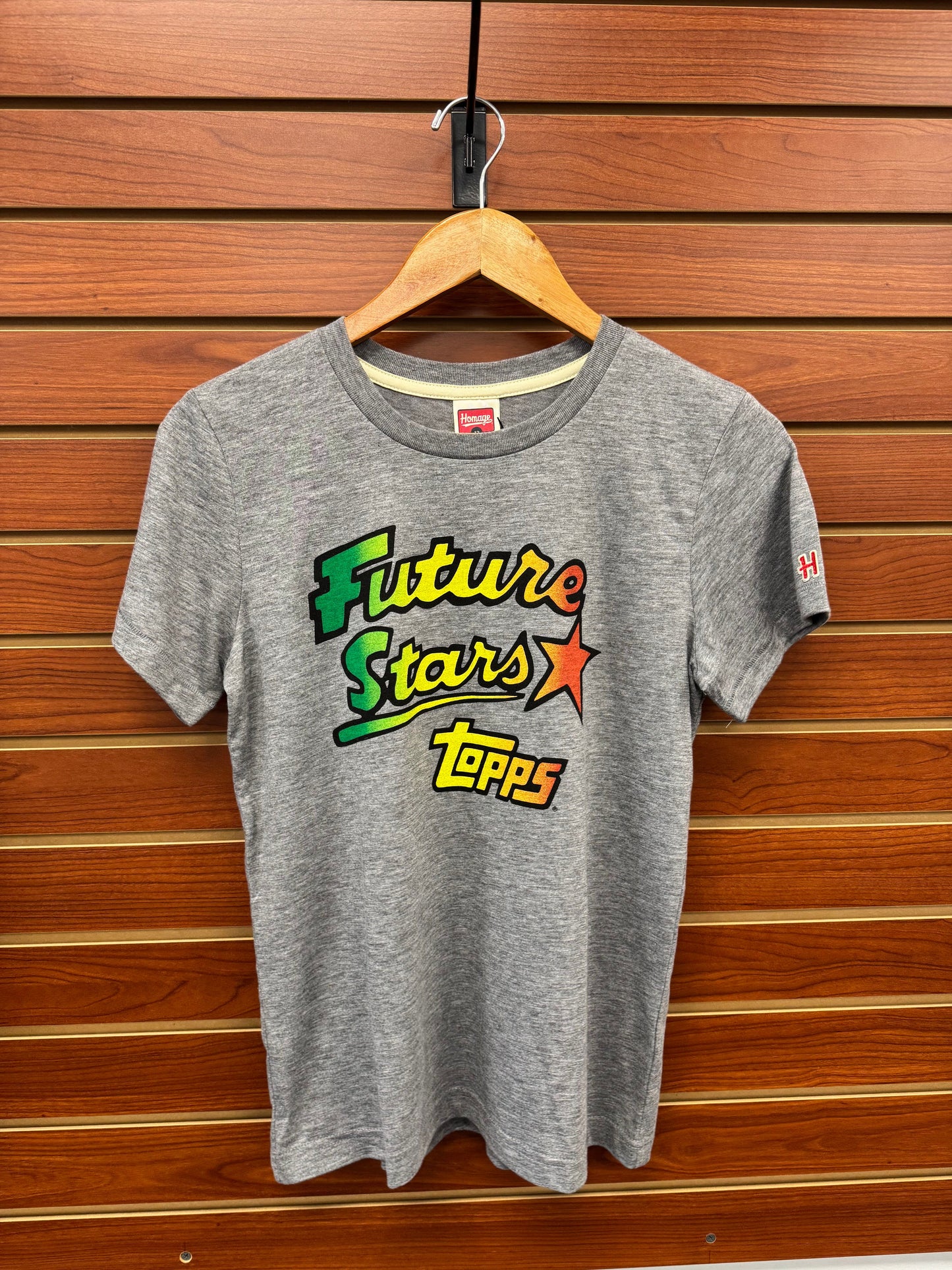 The Topps Homage Future Stars Grey Youth Tee combines classic style with youthful energy. Crafted for comfort and durability, this tee is perfect for young fans who want to showcase their love for the game. Its sleek grey design pairs easily with any outfit, making it a versatile addition to any wardrobe. Ideal for everyday wear or game day, this tee helps your child stand out while staying comfortable all day long.